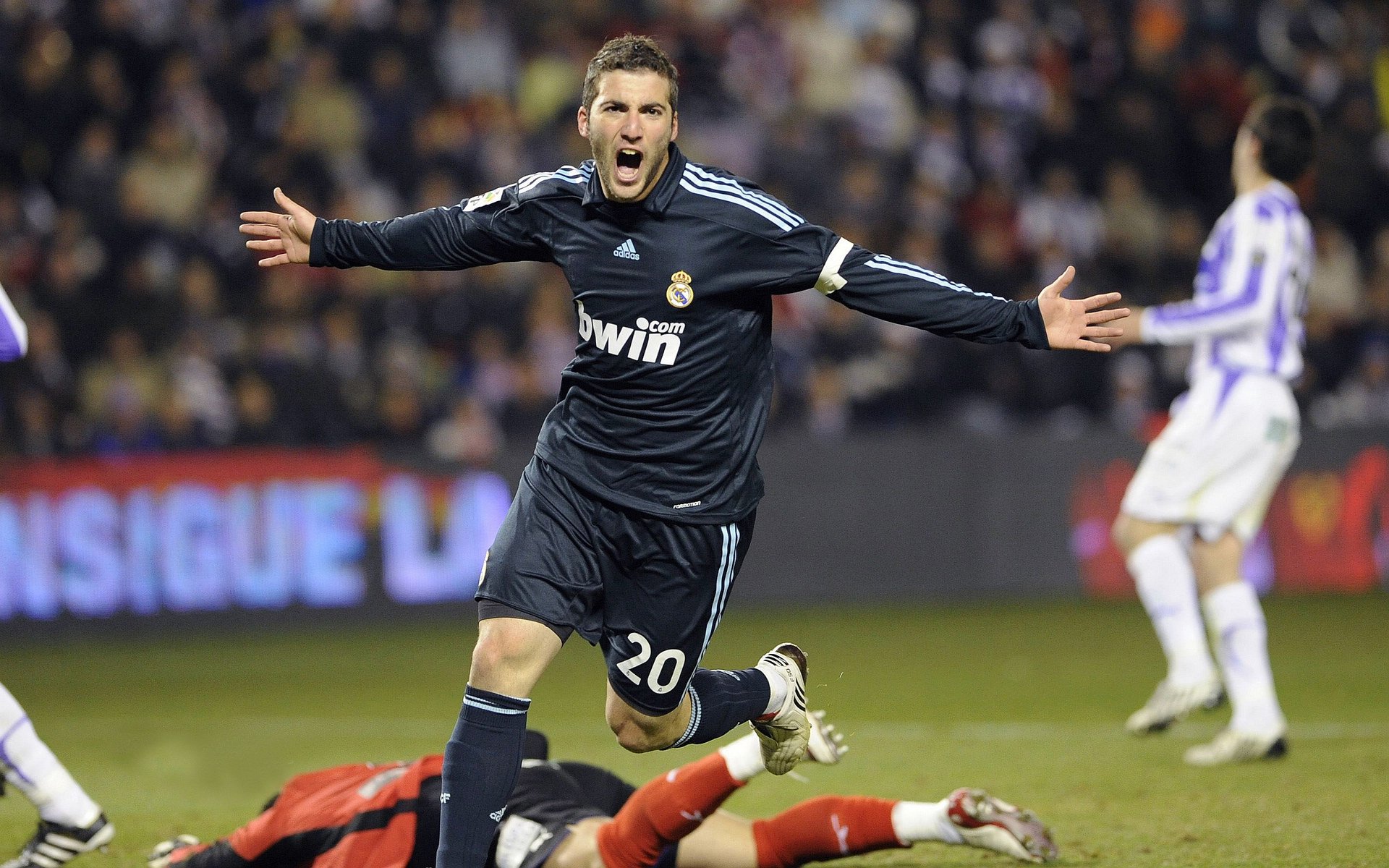 九游娱乐网站体验棒-英超铁血战斗：每米场地都在创造奇迹，英超铁锤帮是谁